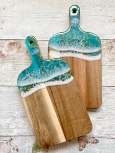 Ensemble de 2 planches à fromage en résine et en bois d'acacia avec grande et petite forme rectangulaire et poignée, parfaites pour accessoires de cuisine - Product Image 4