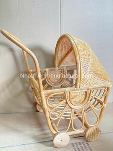 Photos du produit à l'usine-Poussette jouet pour bébé tissée à partir de rotin naturel, berceau de poupée avec roues - Product Image 1