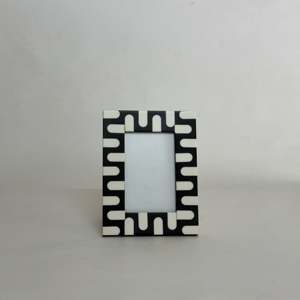 Cadre photo moderne en résine fabriqué à la main en noir et blanc décoratif de table ou affichage mural pour cadre photo de bureau à domicile - Product Image 5