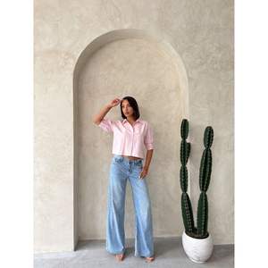 Blusa Rosa al por Mayor para Mujer con Detalle Intrincado de Mariposa en la Espalda - Product Image 3