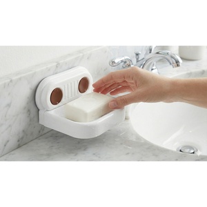 Porte-savon mural moderne en plastique à rayures incurvées avec ventouses, accessoire de salle de bain au design léger - Product Image 3