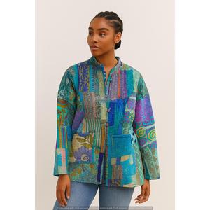 Veste en patchwork de soie bohème faite à la main, réversible, avec coque en cuir brodée, logo personnalisé, rembourrage en coton pour la saison d'automne - Product Image 1