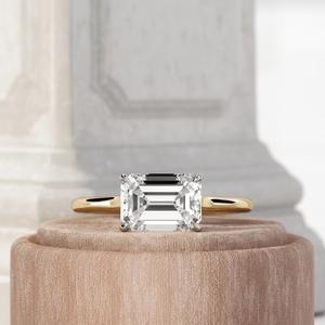 Bague de fiançailles en diamant taille émeraude Est-Ouest Bague en diamant cultivé en laboratoire émeraude de 2 carats Bague solitaire en or jaune Cathédrale CVD - Product Image 3