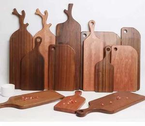 Tabla de cortar de madera grabada con nombre personalizado, regalo Ideal para el hogar, cocinas, amantes de la cocina, bodas, aniversarios y uso diario - Product Image 1