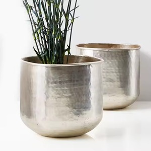 Jarrón de Metal negro, acento decorativo elegante, perfecto para la mesa de comedor de la sala de estar y la pantalla minimalista moderna del hogar de la India - Product Image 4