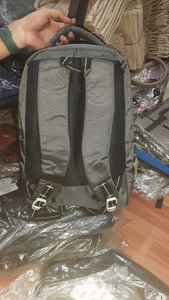 Sac à dos moderne et élégant pour ordinateur portable de bureau avec design multifonctionnel en nylon, transport confortable, doublure en PVC et fermeture éclair simple - Product Image 2