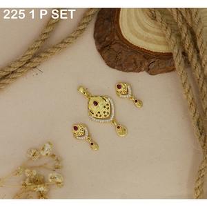 Vente en Gros Divers Styles Colliers à la Mode Pendentif Plaqué Or Pendentif en Diamant Charme avec Boucles d'Oreilles pour Femmes et Filles - Product Image 1