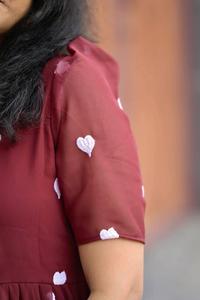 Encantador vestido Midi rojo cereza oscuro para Mujer | Vestido fluido con estampado de corazón de amor | Ropa informal de caoba elegante para cualquier ocasión - Product Image 3