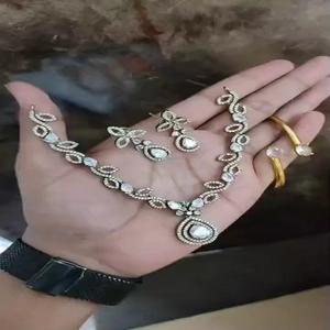 Conjunto de Collar y Pendientes de Latón con Acabado Mate para Mujer, Acabado Premium, Estilo Minimalista, Perfecto para Fiestas y Eventos Formales - Product Image 1