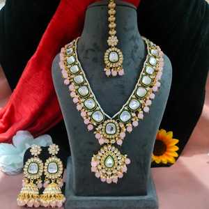 Ensemble de colliers longs Kundan Uncut Royal Look radieux Maang Tikka Kundans motif captivant arrangé offrant un brillant à la mode - Product Image 5