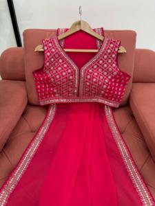 Magnifique sari en faux georgette avec broderie et latkan fantaisie, blouse non cousue incluse, travail de fil de créateur - Product Image 4