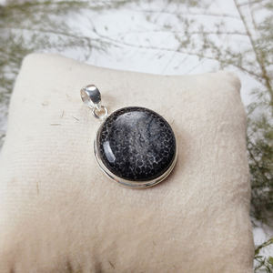 Colgante de Plata de Ley 925 con Gema de Coral Fósil Redonda y Gruesa - Joyería - Product Image 3