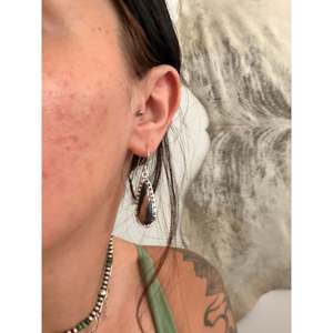 Pendientes Colgantes Hechos a Mano en Plata de Ley y Turquesa Negra Estilo Navajo con Forma de Gota de Agua - Product Image 2