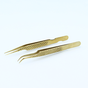 Pince à cils professionnelle sur mesure ultra-légère en acier inoxydable anti-magnétique, courbée et angulaire, pour volume et fibres - Product Image 1