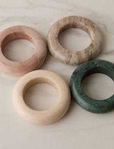 Anneau de serviette en marbre de qualité supérieure, fabriqué par un fabricant fiable, pour un style de table sophistiqué, offrant une pierre lisse et durable - Product Image 3