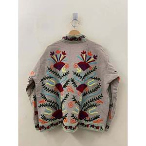 Veste de printemps chic en coton gris pierre brodée à la main d'inspiration Suzani, motif floral, style tissu fini symétrique de jardin - Product Image 1