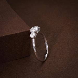 Anillo de Compromiso de Tres Piedras con Diamante Cultivado en Laboratorio de Corte Redondo de 0.94 CTW, F VVS1 VVS2, Anillo Trilogía Certificado, Anillo de Promesa, en Caja de Regalo - Product Image 3