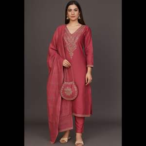 ชุดสلوار คามีซ ผ้าเรยอนผสมปักลาย พร้อมกระเป๋าพอตลี 3 ชิ้น ชุดชาติพันธุ์สำหรับร้านค้าปลีก สีพีช ม่วง เทา - Product Image 2