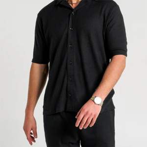 เสื้อเชิ้ตสีดำแบบสบายๆสร้างขึ้นด้วยผ้าเนื้อสัมผัสระดับพรีเมียมและเน้นชายเสื้อที่ละเอียดอ่อนสำหรับสไตล์ลำลองที่ทันสมัย - Product Image 5