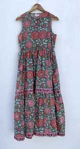 เดรสสั้นคอวีแขนกุดผ้าฝ้ายลายดอกไม้ลูกไม้ตกแต่งติดกระดุมสไตล์หวานย้อมสีเรียบเอวธรรมชาติเป็นมิตรกับสิ่งแวดล้อม - Product Image 2