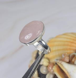 แหวนเงินแท้ 925 โรสควอตซ์ แหวนพลอยเงินแท้ 925 พฤษภาคม พลอยเกิด พลอยรูปไข่เรียบ ของขวัญสําหรับเธอ - Product Image 3