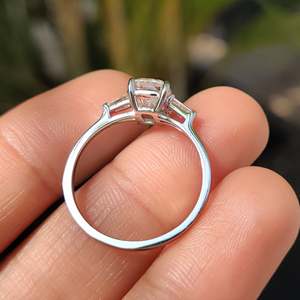 Anillo de compromiso con 3 diamantes cultivados en laboratorio, con corte almohada y baguette cónico, claridad VS, color E/EF - Product Image 4