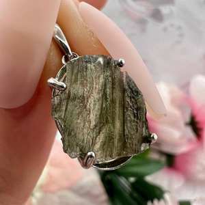 Collier pendentif ovale en moldavite brute Bijoux faits à la main authentiques Pierre précieuse unique avec véritable moldavite Chlum - Product Image 4