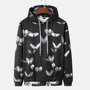 Sweat à capuche imprimé léger pour hommes avec tissu respirant et coupe tendance idéal pour les vêtements de rue - Product Image 1