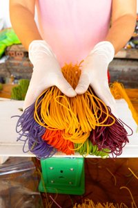 Nouilles de riz faites à la main de couleur végétale teintées naturellement avec des légumes étiquette propre style séché en sac fabriqué au Vietnam - Product Image 6