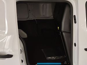 Furgoneta Comercial Usada 2026 C-OMBO, Color Blanco, Motor Diésel 4x2 de 1499cc, 131HP, Sensor de Luz Digital, Transmisión - Product Image 3