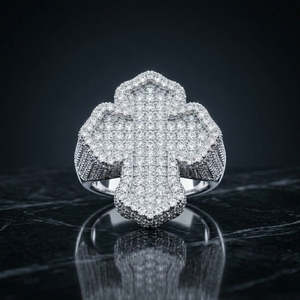 Bague Statement Unisexe de Luxe, Créée en Laboratoire, avec Croix Pavée de Pierres Taille Baguette, Finition Argentée, Sertie de Pierres en Grille Structurée - Product Image 1