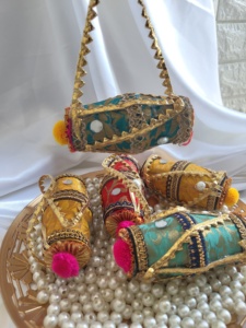 Mini boîte décorative Dholak, boîte à monnaie et à fruits secs pour Haldi, Mehndi, Sangeet - Cadeaux de mariage pakistanais, punjabi et bangladais - Product Image 5