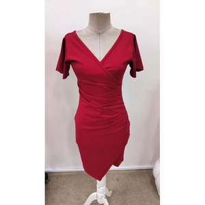 Vestido de crepé importado con cuello cruzado y volantes laterales para mujer, 35063 - Rojo - Product Image 4