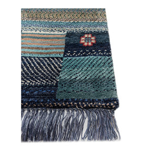Tapis géométrique bleu Freedom Manchaha noué à la main en laine et soie de bambou pour salon ou couloir - Les-8308 - Product Image 4