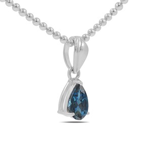 Colgante de pera de Topacio Azul de Londres, ajuste de punta de plata 925, joyería fina hecha a mano minimalista de Ishime Jewels para mujer - Product Image 6