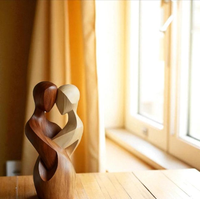 Statue d'amoureux en bois Art Déco artisanale, sculpture abstraite géométrique de couple romantique, polie, écologique et durable