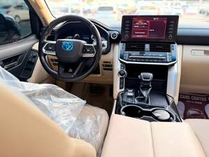 โตโยต้า แลนด์ ครุยเซอร์ จีเอ็กซ์อาร์ 300 (LC300) ปี 2022 รถ SUV ระดับหรู 7 ที่นั่ง เกียร์อัตโนมัติ มือสอง |   พร้อมส่งออก - Product Image 2