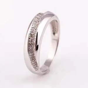 2024 Design plaqué rhodium argent 925 avec diamant simple mais élégant bague prix usine bella bijoux pour femmes OEM disponible