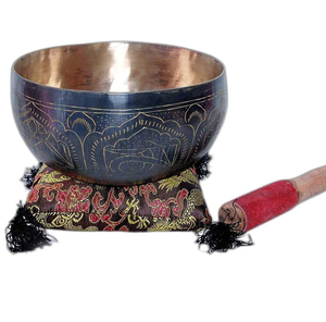 Bol chantant tibétain en laiton fabriqué à la main avec coussin et maillet en bois pour la méditation, la guérison et la relaxation - Product Image 5