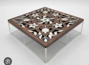 Caja de exhibición de acrílico elegante al mejor precio con cubierta de madera MOP Elegante soporte de chocolate para bodas y ocasiones especiales - Product Image 4