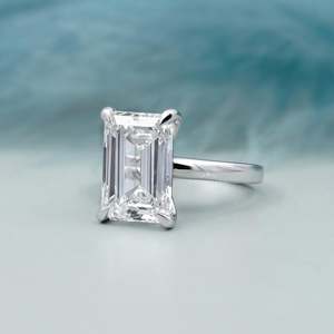 Bague solitaire en or blanc avec diamant taille émeraude exquis - Product Image 3