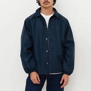 แจ็คเก็ตบอมเบอร์ผ้าฝ้าย 100% คุณภาพสูง ป้องกันลมและน้ำ ทรงหลวม ใส่ได้ทั้งชายและหญิง รับผลิตแบบ OEM พร้อมสกรีนโลโก้ตามสั่ง - Product Image 1