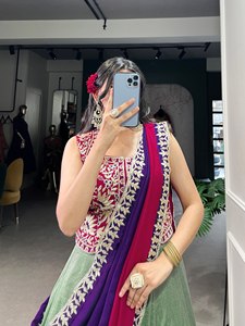 Lehenga de Georgette de Seda de Diseño, Bordado con Lentejuelas, Modelo Tradicional y Elegante, Choli de Diseño Moderno para Fiesta o Boda - Product Image 3