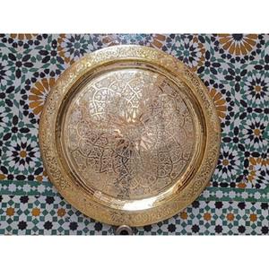 Plateau de service rond en laiton lisse, idéal pour servir lors de réceptions élégantes et pour une belle décoration intérieure avec un attrait doré intemporel - Product Image 1