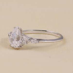 แหวนหมั้นเพชรเม็ดเดี่ยวทรงลูกแพร์เพาะเลี้ยงในห้องปฏิบัติการ - Product Image 1