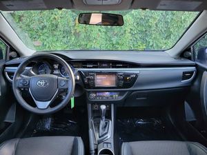 2015 Toyota Corolla con caja de cambios automática Asientos de cuero Cámara trasera R17 Ruedas de aleación Dirección izquierda - Product Image 4