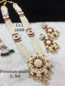 Élégant collier Kundan Moissanite avec boucles d'oreilles, parfait pour les mariages, les fêtes et les grandes célébrations. - Product Image 3