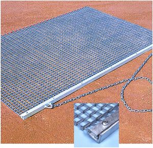 Tapis de nivellement et de toilettage de terrain durable pour l'entretien du baseball, du softball et du champ intérieur - Product Image 1