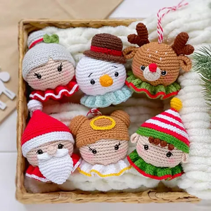 Crochet en coton fait main Père Noël bonhomme de neige renne jouets en peluche de Noël matériaux en peluche avec remplissage PP cadeau de Noël unique pour bébé - Product Image 1