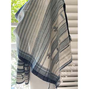 Bufanda/Chal de Algodón Orgánico Tejido a Mano con Diseño Floral Índigo, Ligero y Transpirable para Fiestas - Product Image 5